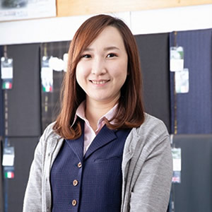 頭士 亜美